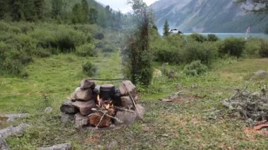 Turist pot Gölü, Kucherlinskoye Gölü, Altay Dağları, Rusya tarafından yanıyor  