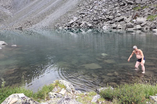 Homem Sem Roupa Lavando Lake Mountain Spirits Altai Mountains Rússia — Fotografia de Stock