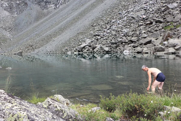 Homme Déshabillé Lavant Dans Lake Mountain Spirits Montagnes Altaï Russie — Photo