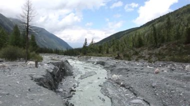 Yarlu River gorge, Altay Dağları, Rusya içine akan 