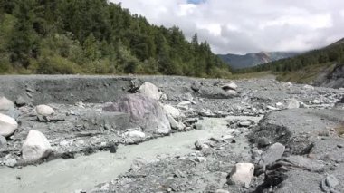 Yarlu River gorge, Altay Dağları, Rusya içine akan 