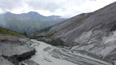 Yarlu River gorge, görünümü Pass Kara - Turek, Altay Dağları, Rusya akan 