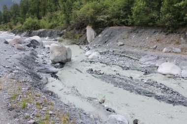 Su dağ Yarlu nehir, Altay Dağları, Rusya'da gri akışı  