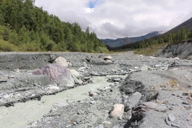 Yarlu River gorge, Altay Dağları, Rusya'da akan kurşun renk 