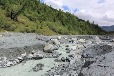 Yarlu River gorge, Altay Dağları, Rusya'da akan kurşun renk 