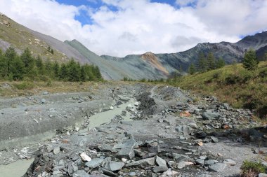Yarlu River gorge, renkli Dağları, altay, Rusya'nın görünümü akan kurşun renk