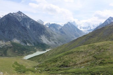 Belukha Dağı ve Gölü Akkem Kara-Turek Pass, Altay Dağları, Rusya'dan görünümü