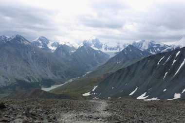 Belukha Dağı ve Gölü Akkem Kara-Turek Pass, Altay Dağları, Rusya'dan görünümü