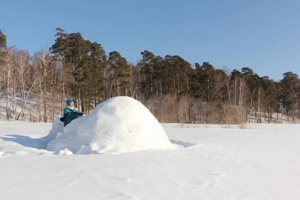 Mujer Feliz Una Chaqueta Roja Construyendo Iglú Claro Nieve Invierno — Foto de Stock