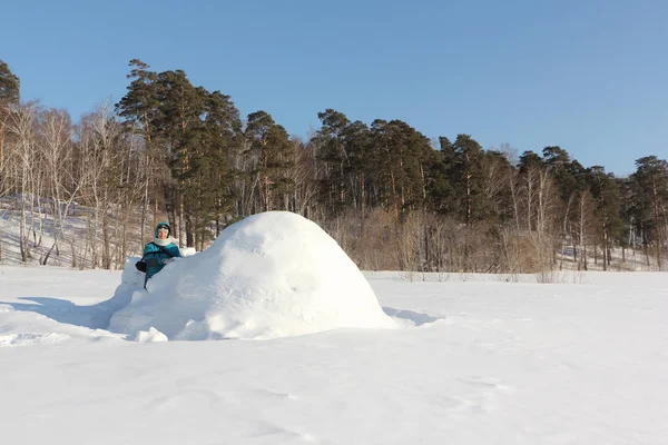 따뜻한 시베리아 러시아는 겨울에 Glade에 이글루 근처에 — 스톡 사진