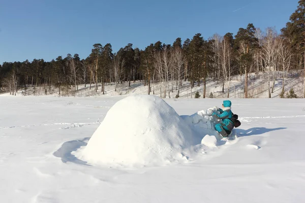 Happy Woman Warm Clothes Building Igloo Snow Glade Winter Siberia — Stock Photo, Image