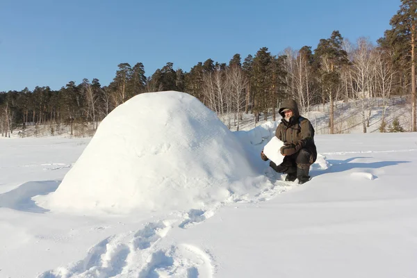 俄罗斯西伯利亚 身穿暖和衣服的男子在雪山墙上建造冰屋 — 图库照片