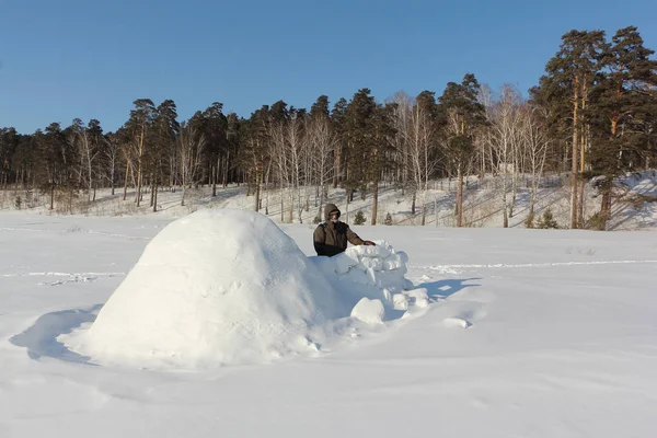 俄罗斯西伯利亚 身穿暖和衣服的男子在雪山墙上建造冰屋 — 图库照片