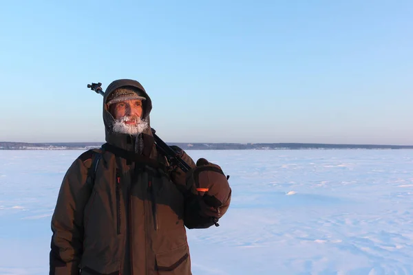 Человек Замерзшей Бородой Штатив Плече Снежном Фоне Зимой Закате — стоковое фото