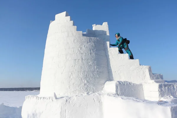 Mujer Subiendo Los Escalones Una Torre Nieve Novosibirsk Rusia — Foto de Stock