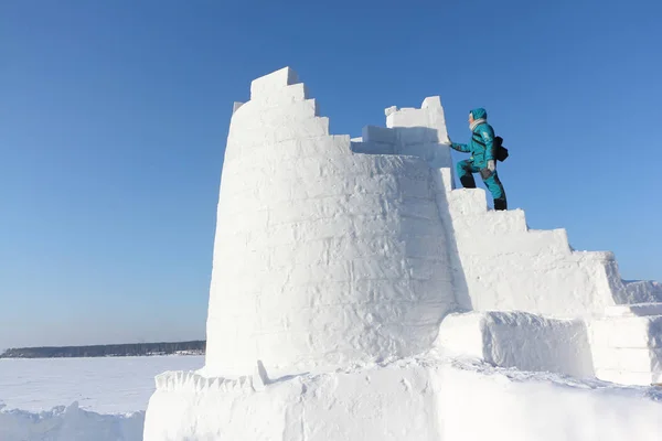 Mujer Subiendo Los Escalones Una Torre Nieve Novosibirsk Rusia — Foto de Stock