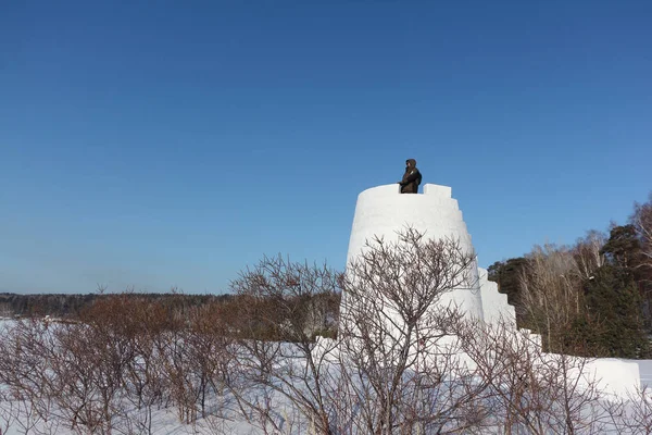 Mannen Tittar Avståndet Från Toppen Snö Fästning Sibirien Ryssland — Stockfoto