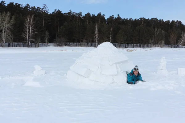 Donna Felice Abiti Caldi Sdraiata Igloo Novosibirsk Russia — Foto Stock