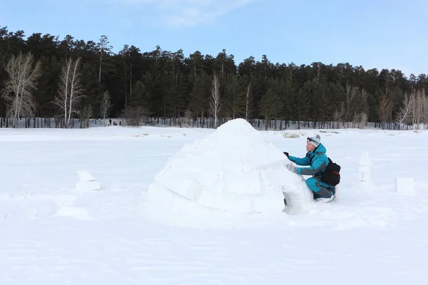 Donna Felice Abiti Caldi Costruendo Igloo Una Radura Neve Inverno — Foto Stock