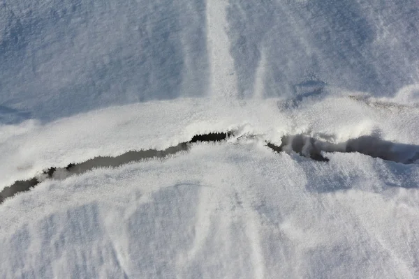 Трещина Снежной Реке Весной — стоковое фото