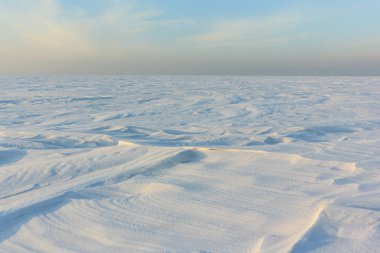 Kış, Ob depo, Rusya'da bir donmuş nehir üzerinde kar