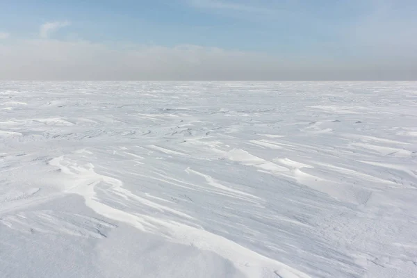 Sneeuw op een bevroren rivier in winter, Ob Reservoir, Rusland — Stockfoto