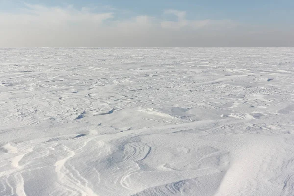 겨울, 산부인과 저수지, 러시아에 얼어붙은 강에 눈 — 스톡 사진