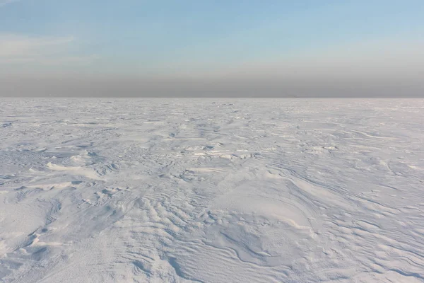 Nieve en un río congelado en invierno, embalse de Ob, Rusia —  Fotos de Stock