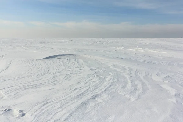Сніг на Замерзла річка в зиму, оф водосховище, Росія — стокове фото