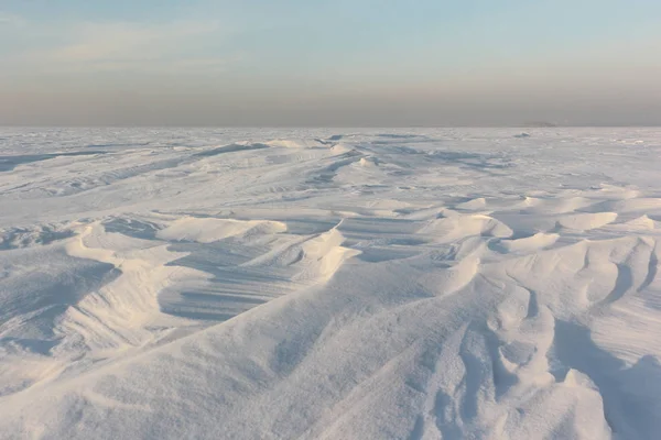 Сніг на Замерзла річка в зиму, оф водосховище, Росія — стокове фото