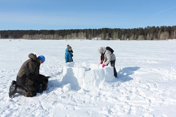 Heureux grand-père, grand-mère et petit-fils construisant un igloo — Photo