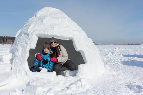 Bonne grand-mère et petit-fils assis dans un igloo — Photo