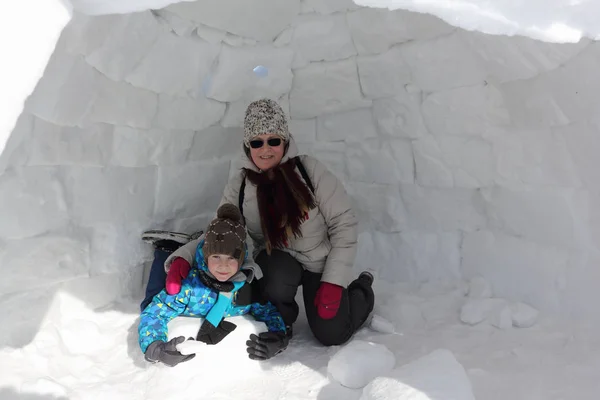 Avó feliz e neto sentado em um iglu — Fotografia de Stock