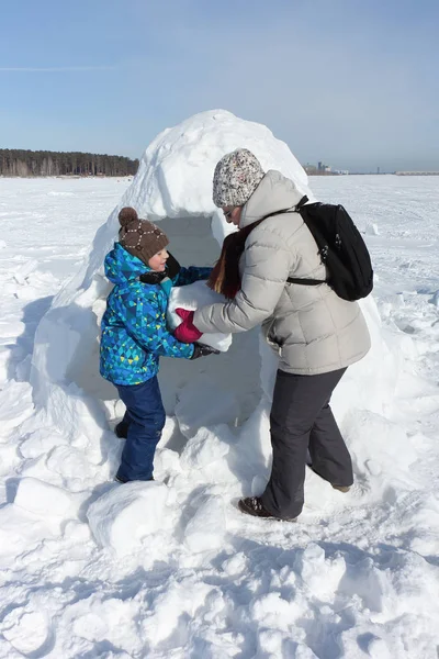 Bonne grand-mère et petit-fils construisant un igloo — Photo