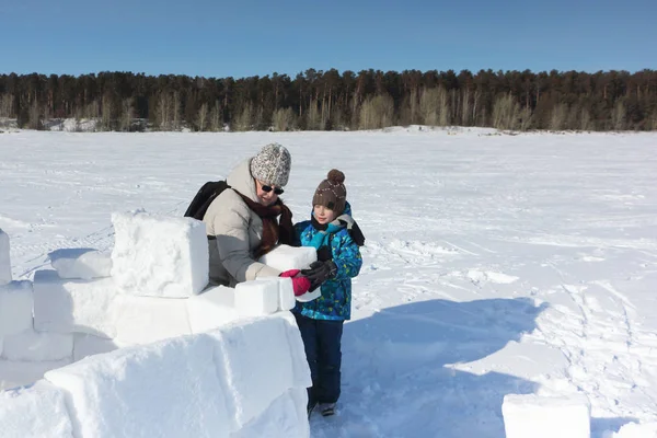 Bonne grand-mère et petit-fils construisant un igloo — Photo