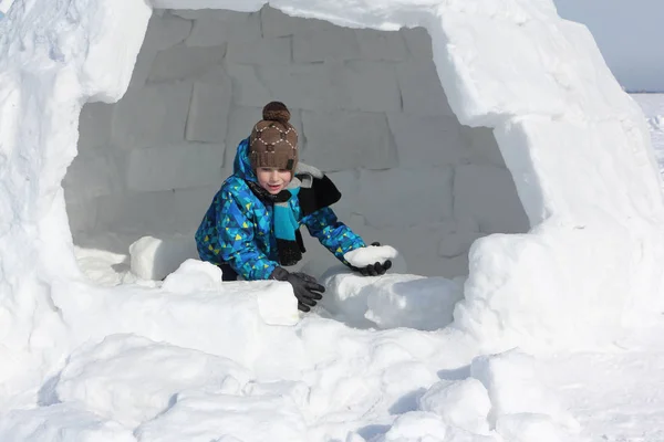 Joyeux garçon joyeux construisant un igloo en hiver — Photo