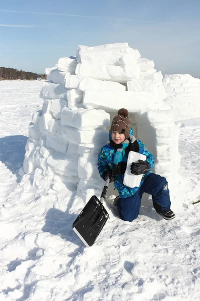 Menino construindo um iglu no inverno — Fotografia de Stock