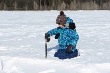 Mutlu neşeli çocuk kar bir kar bloğu testere