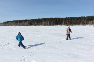 Kartopu oynayan kadın ve küçük çocuk 