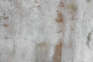 Beyaz boya darbeleriyle kaplı eski bir duvarın dokulu yüzeyine sahip bir arka plan..                     