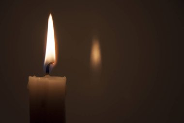 Mum alevi koyu arka plan üzerinde Kapat