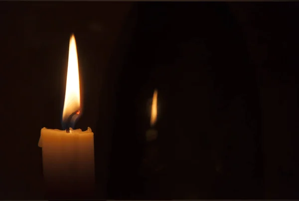 Φλόγα Κεριού Κοντινό Σκούρο Φόντο — Φωτογραφία Αρχείου