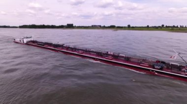 Bir kargo gemisi havadan görünümü ürünler, Almanya taşıma Ren Nehri üzerinde