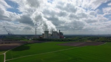 Bir kömür yakıtlı elektrik santrali hava görünümünü. Bir kömür yakıtlı elektrik santrali Köln/Almanya yakınındaki Buhar bulutlu havalarda büyük bulutlar yayar.