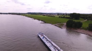 Bir kargo gemisi havadan görünümü ürünler, Almanya taşıma Ren Nehri üzerinde