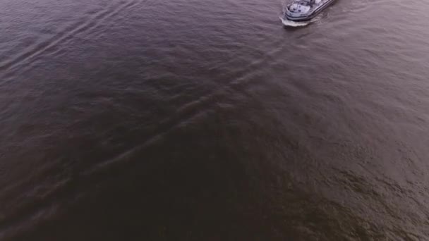 ライン川ドイツ物資輸送の貨物船の空中写真 — ストック動画