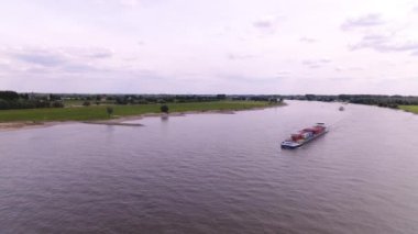 Bir kargo gemisi havadan görünümü ürünler, Almanya taşıma Ren Nehri üzerinde