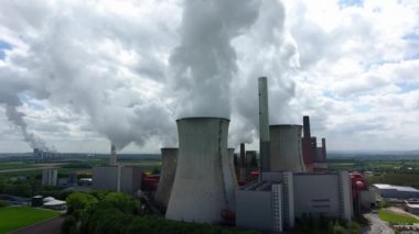 Bir kömür yakıtlı elektrik santrali hava görünümünü. Bir kömür yakıtlı elektrik santrali Köln/Almanya yakınındaki Buhar bulutlu havalarda büyük bulutlar yayar.