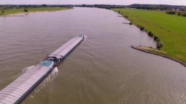 Bir kargo gemisi havadan görünümü ürünler, Almanya taşıma Ren Nehri üzerinde