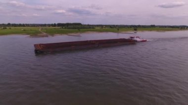 Bir kargo gemisi havadan görünümü ürünler, Almanya taşıma Ren Nehri üzerinde